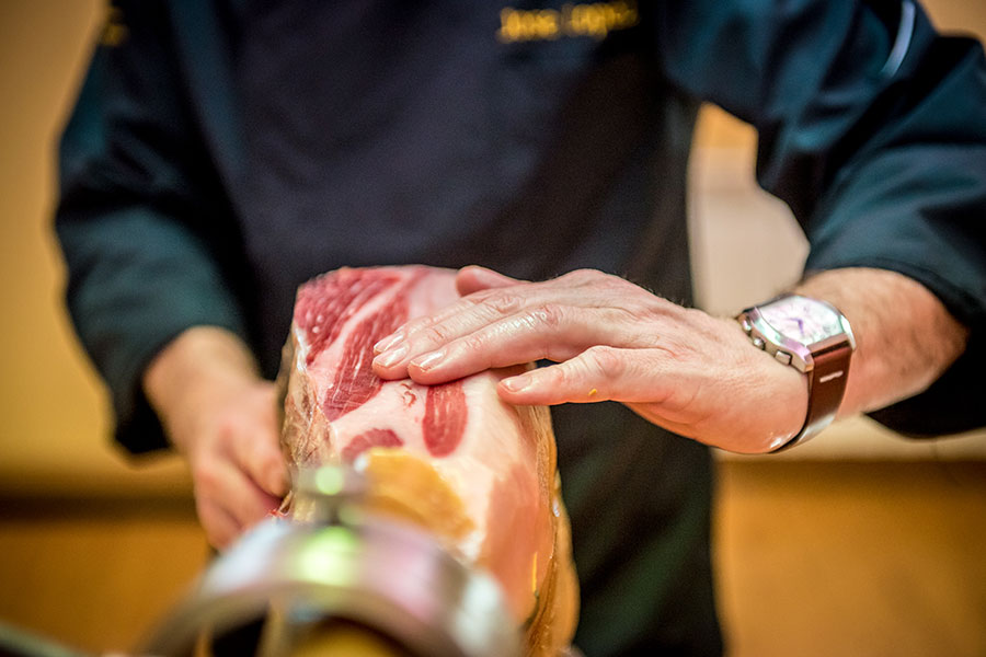 Clasificación de jamones ibéricos según el color de su etiqueta