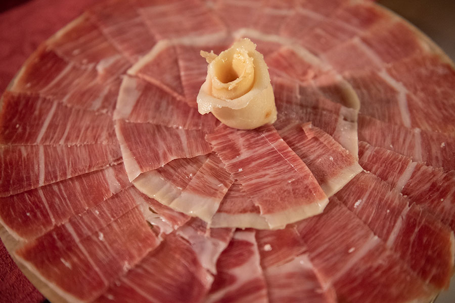 plato de jamón ibérico con flor de tocino